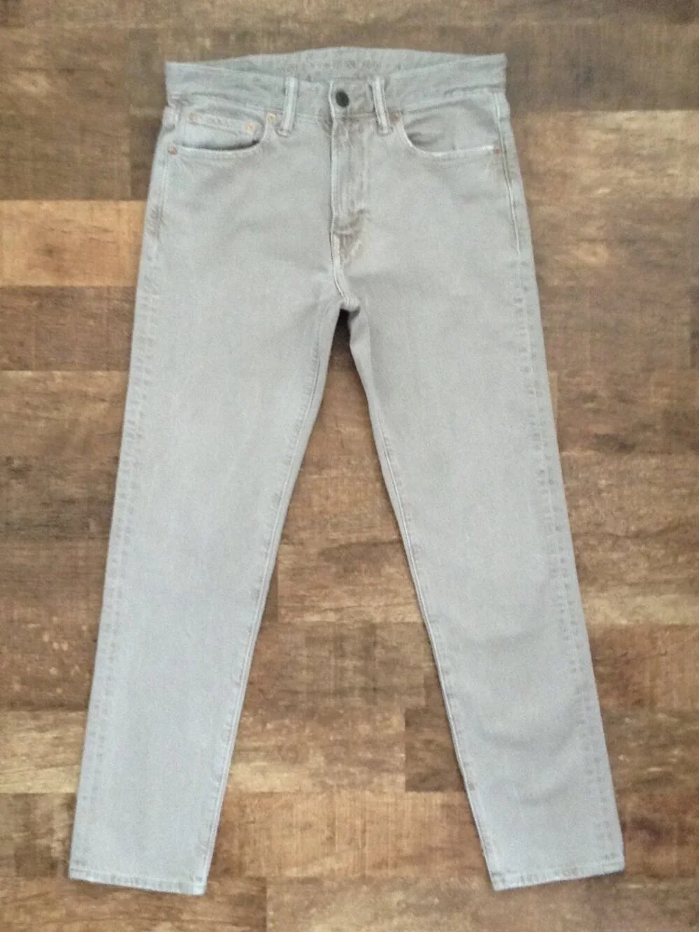 ⭐AMERICAN EAGLE SLIM STRAIGHT DENIM JEANS in Light Gray, size 29x32⭐